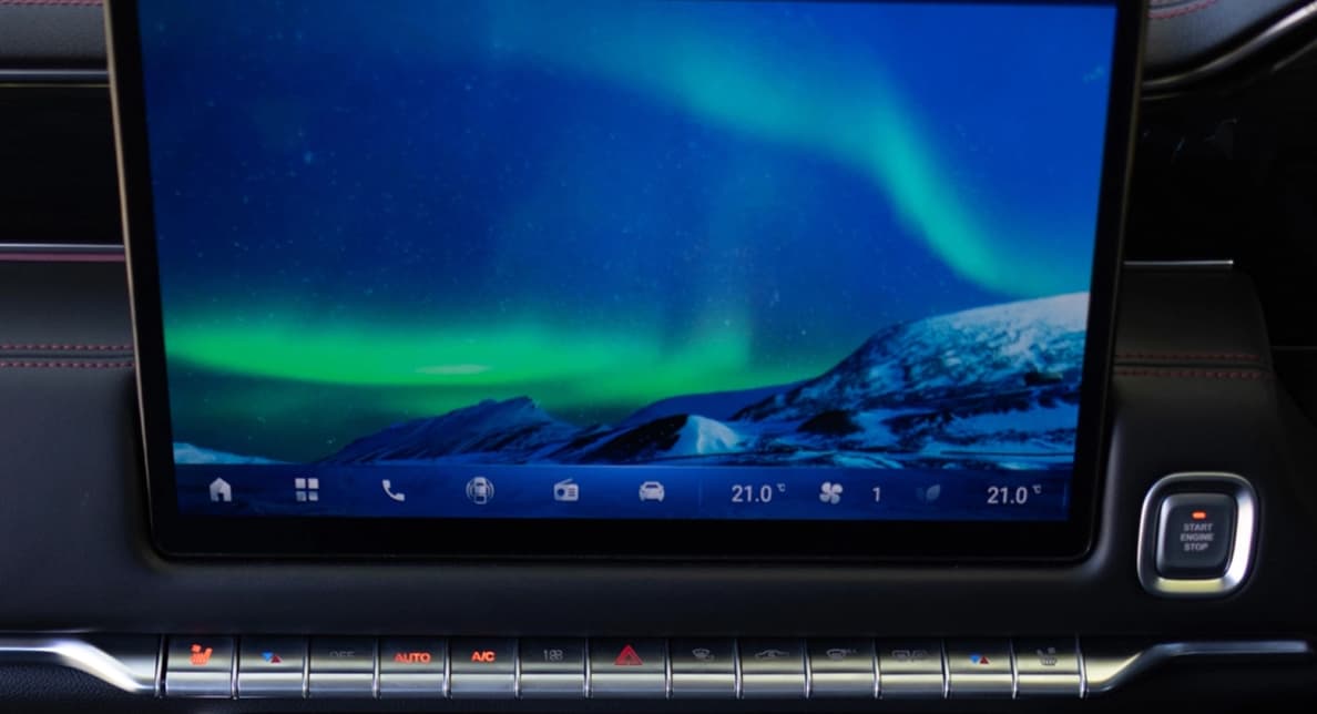 Tunland V7 Double Cab 14.6-inch Infotainment Screen